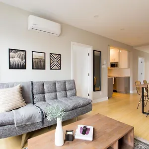 https://trendy-little-italy-3-bedroom-condo.hotels-in-montreal.org